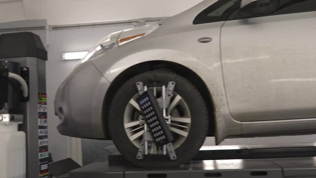 Diagnostics of the wheel alignment of an electric vehicle using a stand for checking the wheel geometry. A measuring device is attached to the wheels,