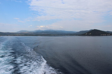 Morze w Grecji w tle góry