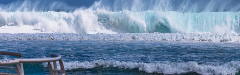Fototapeta premium Déferlante de forte houle, île de la Réunion 