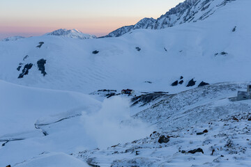 2025年4月30日、富山県立山町のみくりが池近くのエンマ台から撮影した、日の出前の雪山風景。地平線上にはビーナスベルトが淡いピンクと青のグラデーションを描き、静寂に包まれた立山連峰の風景を幻想的に彩っています。