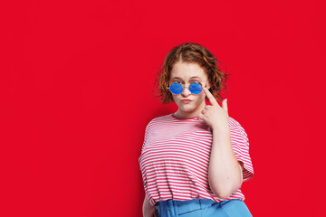  Beautiful woman with cool sunglasses on isolated background.