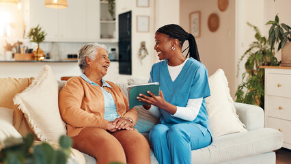 Obraz premium Nurse, senior woman and happy with tablet for report with medical results, feedback or excited with good news. Caregiver, elderly person and smile with digital touchscreen, app or consulting in home