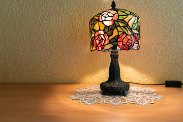 Rote Tiffany-Rosen-Lampe auf Deckchen