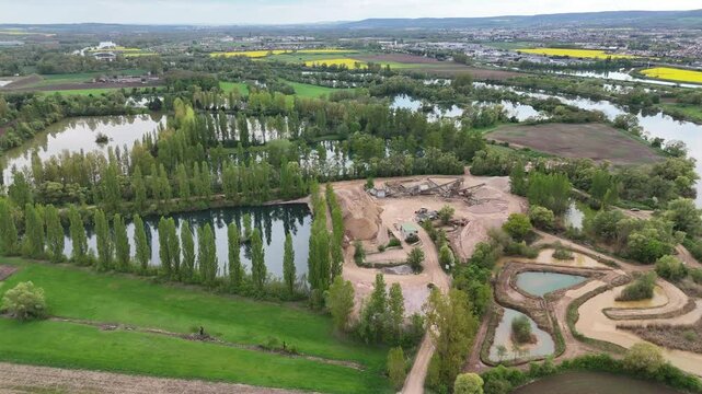 Vue a&eacute;rienne et panoramique au drone, des bords de la Moselle entre la ville de Talange et celle d'Ay-sur-Moselle. On voit  une sabli&egrave;re, des &eacute;tangs et les environs. 