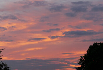 Beau ciel au coucher de soleil 