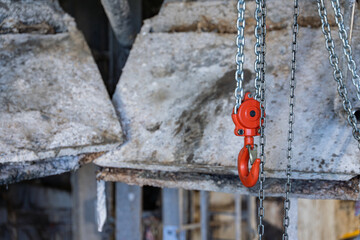 Machine industrielle conçue pour soulever et déplacer des charges lourdes, telles qu’un moteur ou des pièces volumineuses, en milieu professionnel.