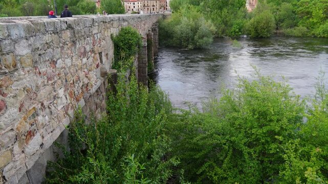 Rio Tormes pasando por debajo del puente Romano de Salamanca