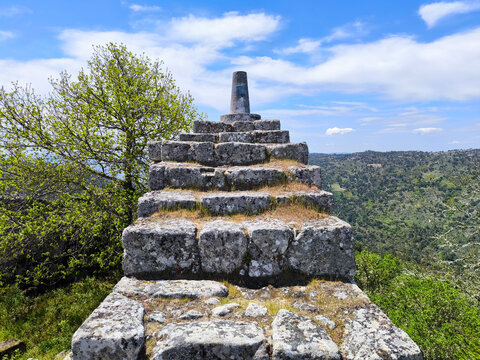 Escadaria de pedra da muralha medieval do castelo de Ansi&atilde;es com um marco geod&eacute;sico l&aacute; no alto em Portugal