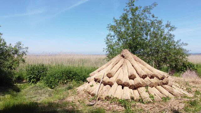 Insel R&uuml;gen: Heuballen am Bodden