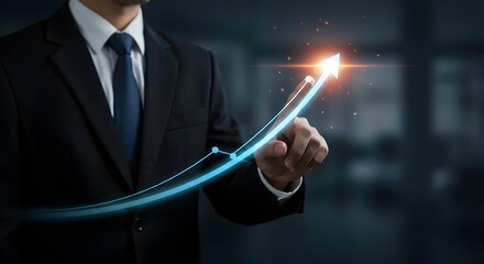 Concepto de desarrollo empresarial para el éxito y crecimiento creciente, hombre de negocios que señala un gráfico de flecha con un plan de crecimiento corporativo futuro.