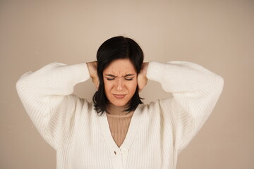 It is a gesture of relaxation and release of tension. With her hands resting on her head and her elbows bent, her pose conveys a sense of relaxation. The pose demonstrates calm and tranquility.
