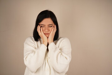 With her hands resting on her head and her elbows bent, her pose conveys a sense of relaxation. The pose demonstrates calm and tranquility. It is a gesture of relaxation and release of tension.