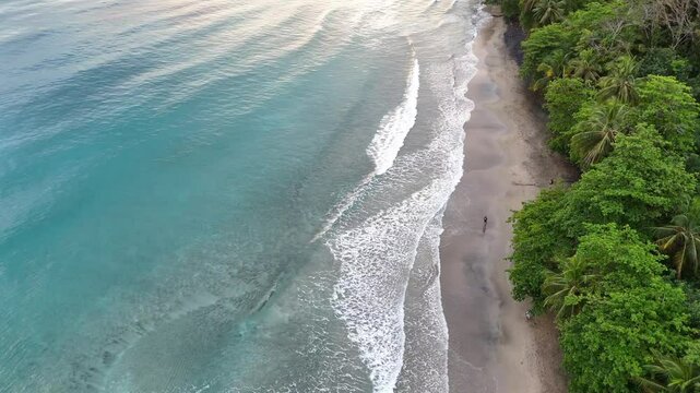 Einsamer Strand mit t&uuml;rkisblauem Meer und Urwald, Karibik, Costa Rica
