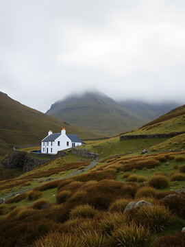 Dalur : villa asentada en un valle  en el sur de la isla de sandoy, islas faroe., dinamarca. dalur significa valle en faroese