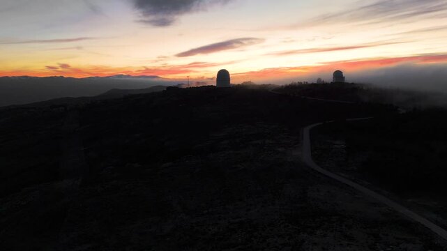 Vista a&eacute;rea de la puesta de sol en el observatorio astron&oacute;mico de Calar Alto. Almer&iacute;a, Espa&ntilde;a