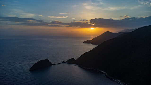 amanecer en las costas de aragua, venezuela
