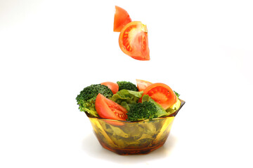 白背景の野菜サラダ