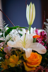 Bouquet de fleurs colorées dans un vase, gros plan
