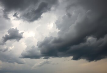 Obraz premium group of people standing on top of a beach under a cloudy sky