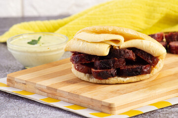 arepa con chorizo