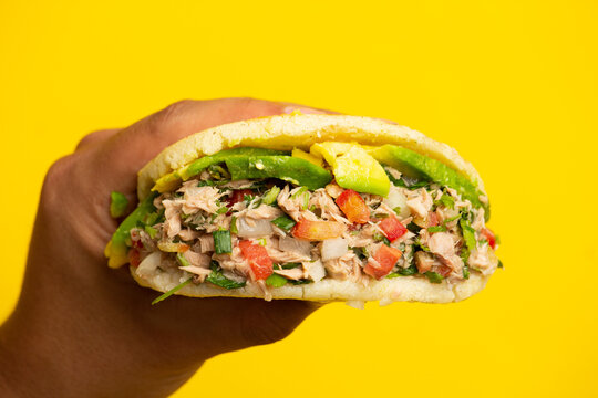 Arepa con atun y aguacate