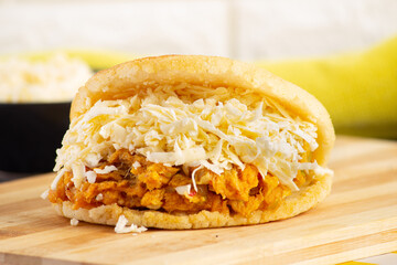 arepa catira pollo y queso