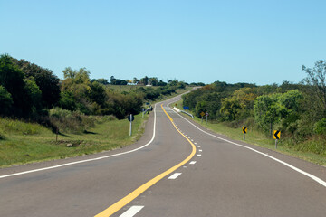 Carretera con curva muy pronunciada