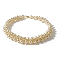Fototapeta premium Reimagine Elegance with a Matte Ivory Pearl Choker Necklace Showcasing Satin Pearl Sophistication