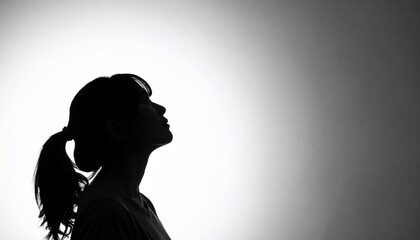 悩む女性のシルエット
