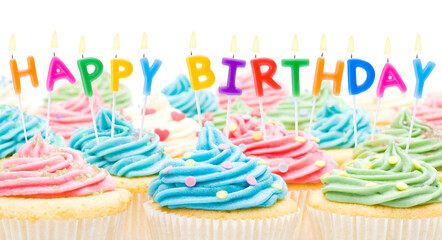 Happy Birthday Cupcakes mit Schrift und Kerzen