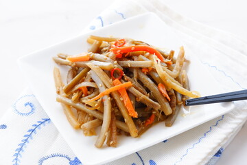 栄養たっぷりの健康食品で、家庭料理の定番といえば、きんぴらごぼう
