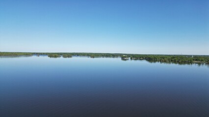 Reflejo de árboles en el agua del lago