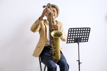 Naklejka premium Young Musician Guy In Semi Formal Clothes Preparing Instruments Before Playing