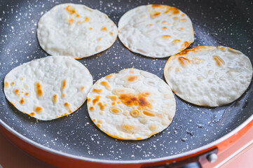 フライパンで焼く餃子の皮