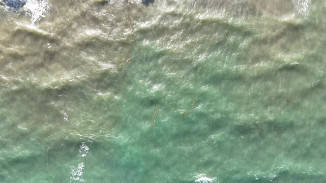 olas de mar azul  en movimiento en Tulum 