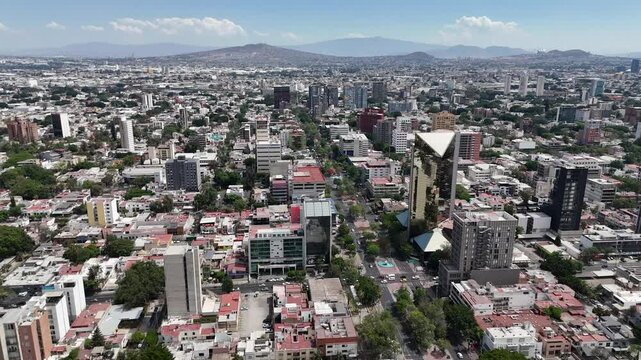 Vista a&eacute;rea de edificios y calles de Guadalajara y Avenida Chapultepec