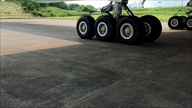 Movement of the main landing gear of a wide-body aircraft on the ground