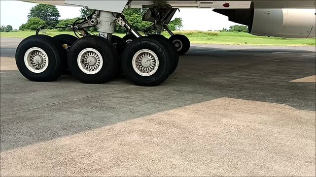 Movement of the main landing gear of a wide-body aircraft on the ground