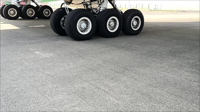 Movement of the main landing gear of a wide-body aircraft on the ground