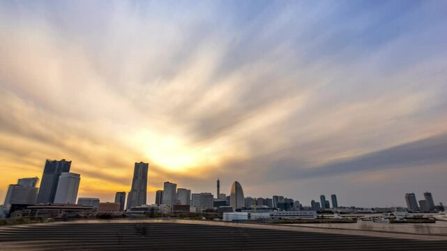 横浜大桟橋からのみなとみらいの夕景（ハイパーラプス撮影）上チルト
