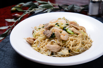 Stir-fried noodles with meat and shrimp
