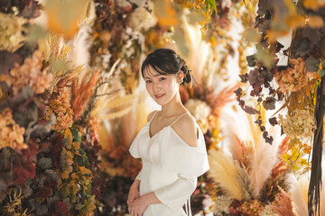 ウェディングドレスを着た女性