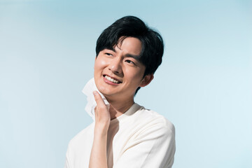 夏の日差しの中にいる20代の日本人男性のポートレート
