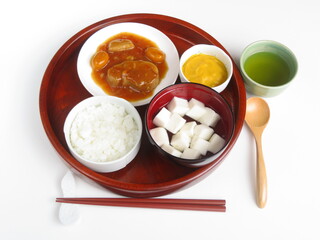 くるっと回して食べやすいように丸いお盆にのせたムース食