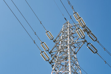 快晴の青空と送電線