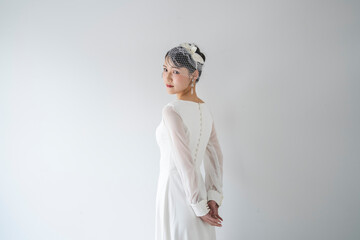 ウェディングドレスを着た女性