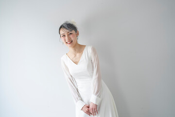 ウェディングドレスを着た女性