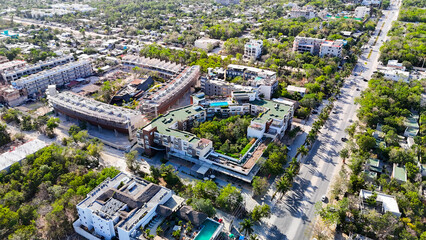Vista aérea de Tulum con hoteles y departamentos
