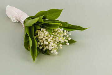 Obraz premium Lily of the valley bouquet with green leaves arranged neatly