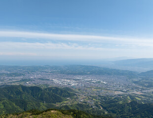 山岳地帯から撮影した秦野と相模湾の全景